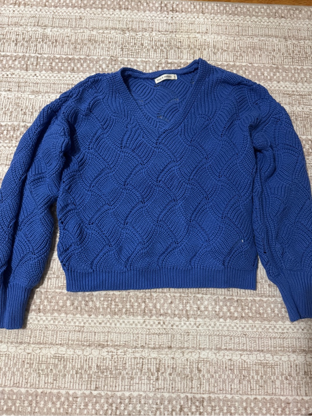 Women‘s V-Neck Cable Knit Sweater - Blue